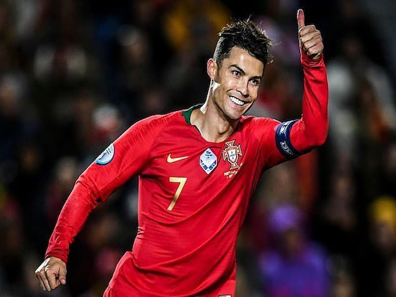 Ronaldo mặc áo đội tuyển bóng đá quốc gia Bồ Đào Nha
