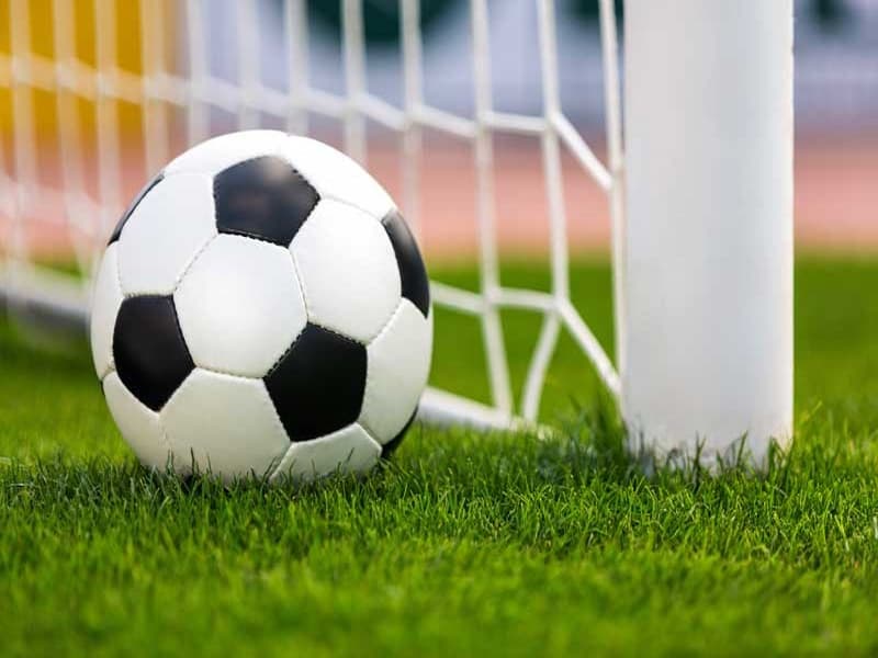 Mặt sân thi đấu phải phải đạt tiêu chuẩn FIFA.