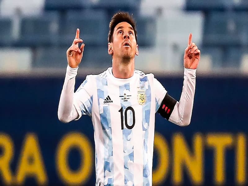 Lionel Messi mặc áo đội tuyển bóng đá quốc gia Argentina