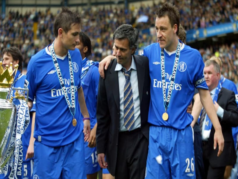 Frank Lampard cùng HLV Jose Mourinho và John Terry khi đoạt cup vô địch Premier League(2004-2005)