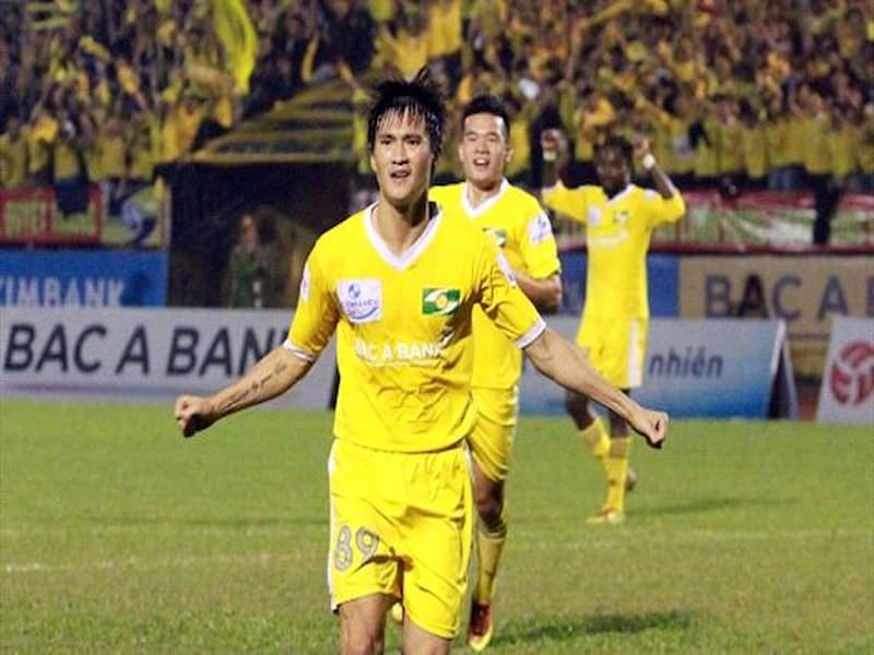 Công Vinh thi đấu cho CLB Sông Lam Nghệ An