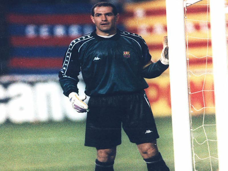 Thủ môn Andoni Zubizarreta có số lần nhặt bóng ít nhất trong lịch sử Barca