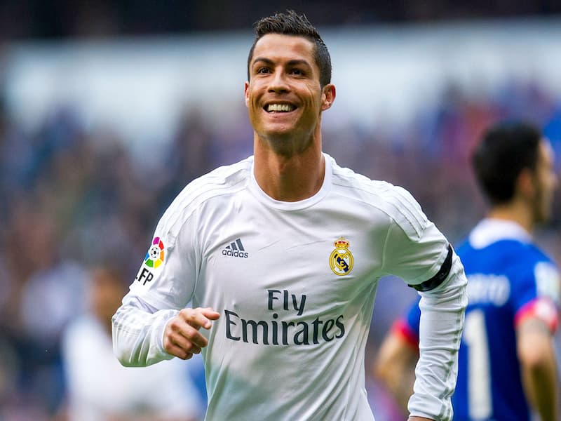 Ronaldo mặc áo thi đấu của CLB Real Madrid