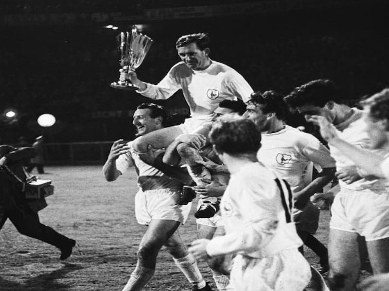Danny Blanchflower cùng đồng đội nâng cúp vô địch UEFA Cup Winners 1963