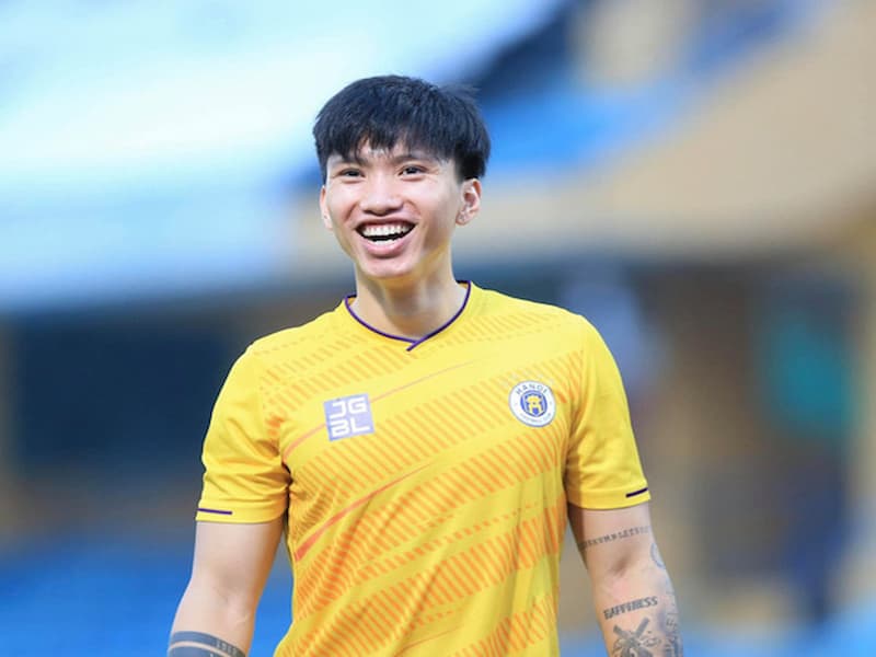 Văn Hậu thi đấu trong màu áo CLB Hà Nội