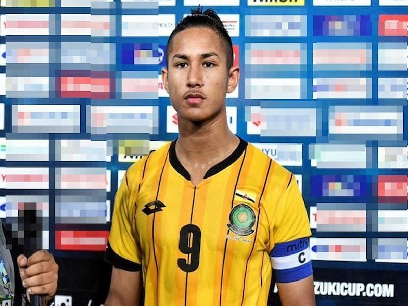 Bolkiah khoác áo đội tuyển Brunei