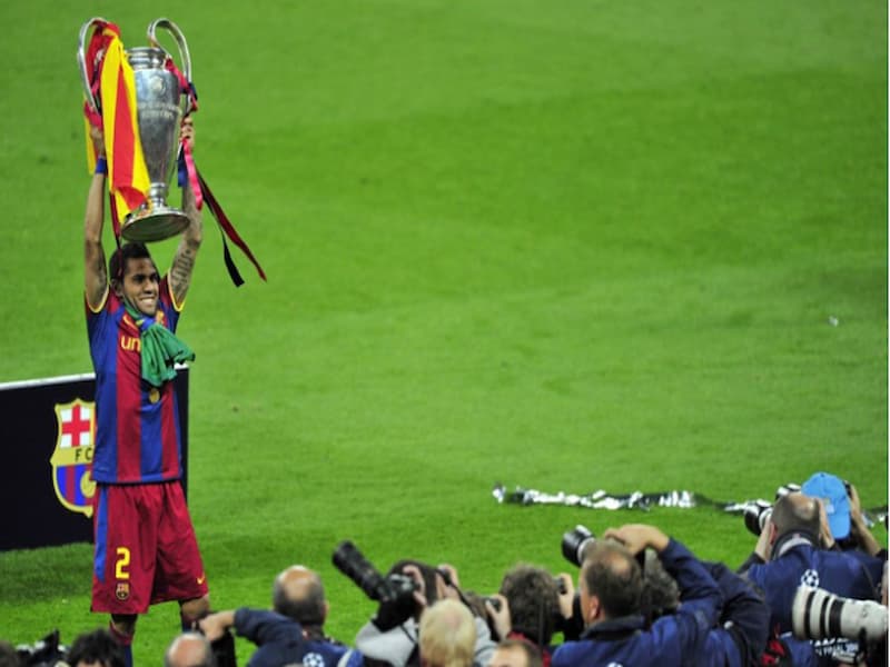 Hậu vệ Dani Alves đã giúp Barcelona nhiều lần giành cúp Champions League