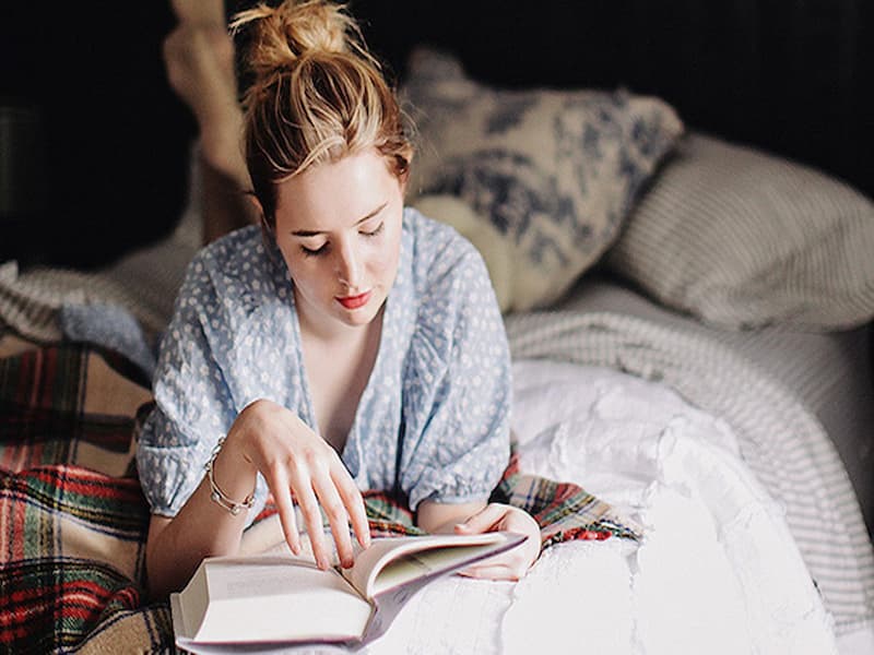 Đọc sách, nghe nhạc, làm những điều tích cực để thấy yêu đời lại