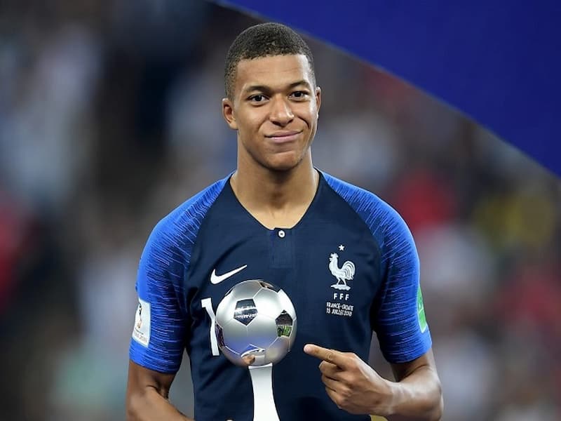 Mbappe thi đấu trong màu áo đội tuyển quốc gia Pháp