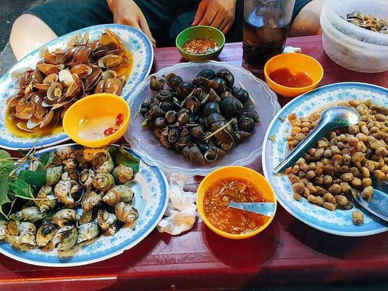 Mơ thấy đi ăn ốc cùng bạn sẽ dự báo bạn sẽ gặp lại người quen cũ