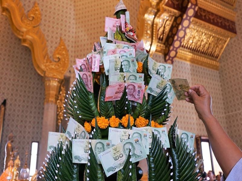 Theo tâm linh thì mơ thấy được cho tiền có nghĩa là bạn ỷ lại vào người khác