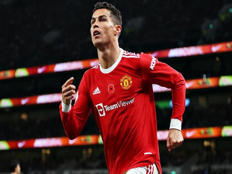 Cầu thủ Cristiano Ronaldo với cú sút bóng 102 km/h