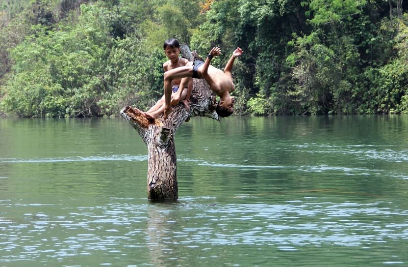 mơ tắm sông đánh đề con gì
