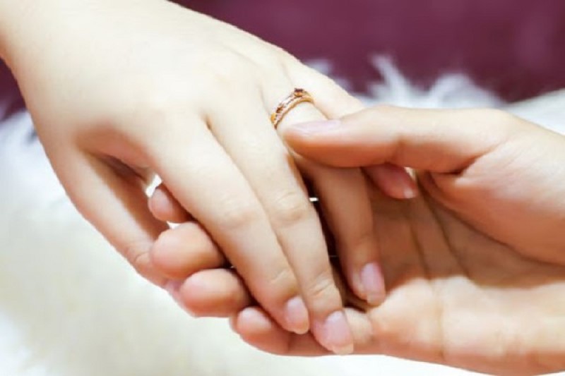 mơ thấy được tặng nhẫn vàng Nằm mộng thấy chồng tặng nhẫn cho mình